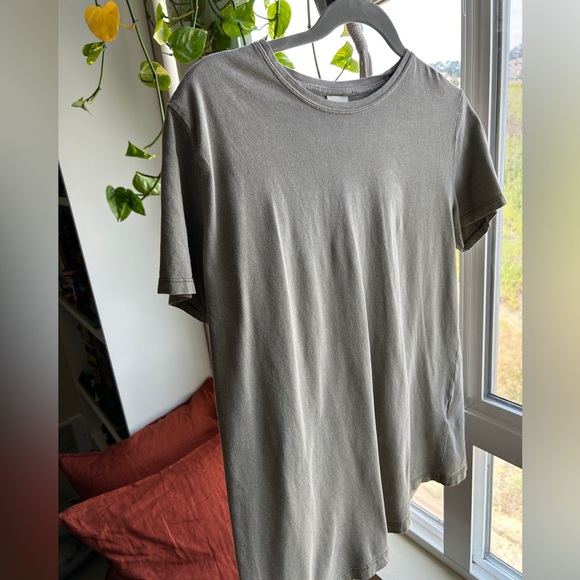 (3 for $10 bundle) H&M Basics T-shirt- Medium - Picture 3 of 6